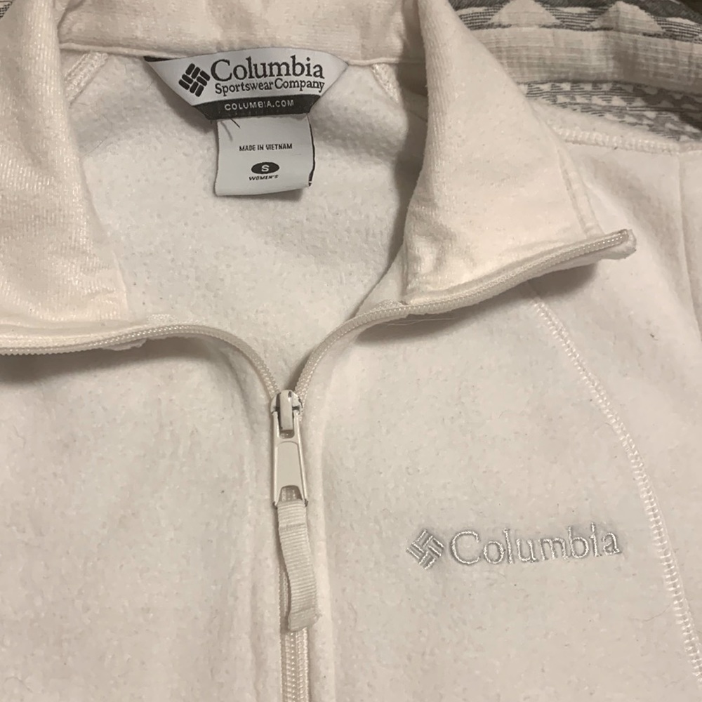Columbia white zip up fleece vest with pockets .